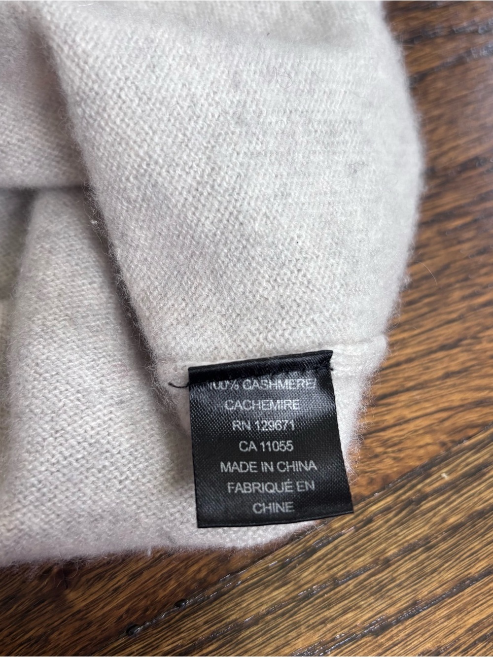 360 Cashmere Light Gray V-Neck Cashmere Sweater spot in pics - Picture 8 of 10